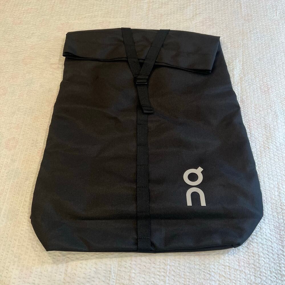 On cloud ambassador bag color black